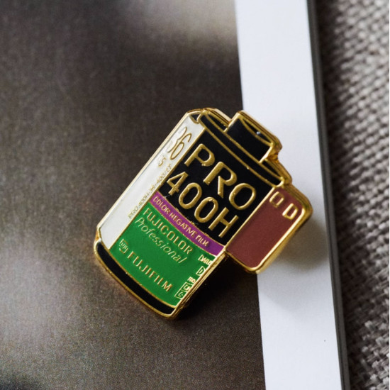 Fujifilm PRO 400 film pin vintage camera metal badge