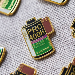 Fujifilm PRO 400 film pin vintage camera metal badge