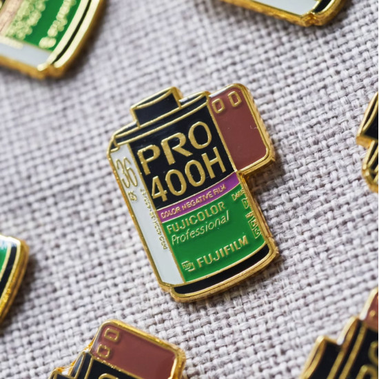 Fujifilm PRO 400 film pin vintage camera metal badge